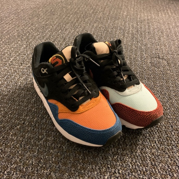 air max 1 swipa on feet